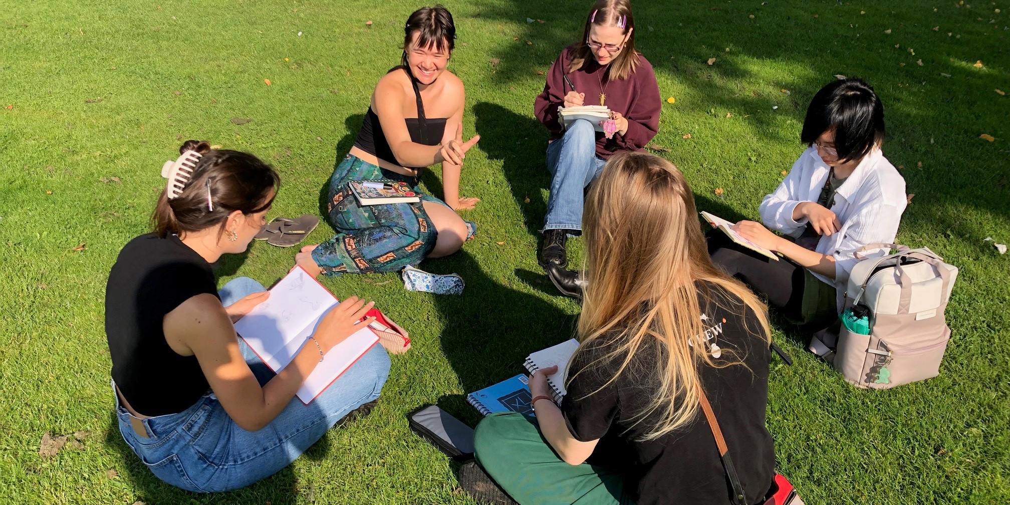 Skitsning ude ved græsset